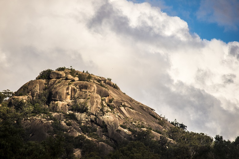 「ギラウィーン国立公園」（Girraween National Park）の「ザ・ピラミッド」（The Pyramid）