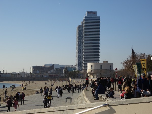 バルセロナは冬のビーチも大賑わい
