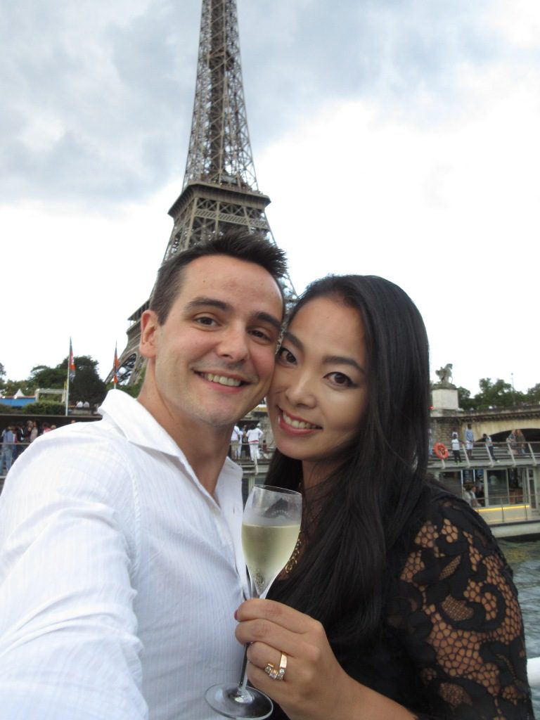 シャンパンを飲みながらパリ観光