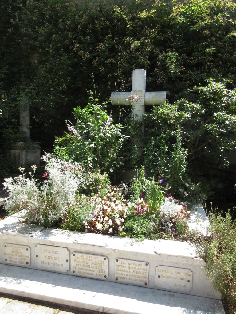花に囲まれたモネの墓