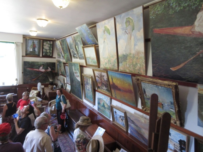 壁一面に飾られたモネの絵画の前に集まｓる人々