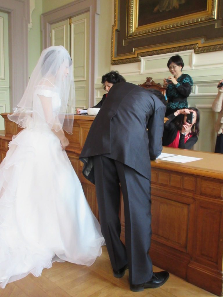 結婚条約へのサイン