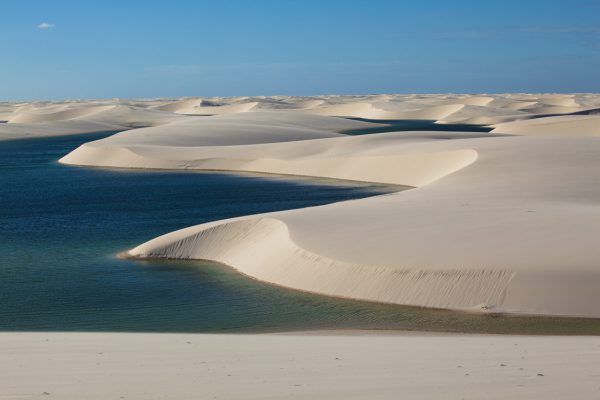 真っ白な大砂丘が広がるレンソイス・マラニャンセス国立公園