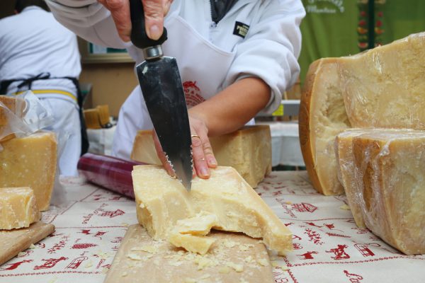 パルミジャーノレッジャーノはイタリア料理に欠かせない