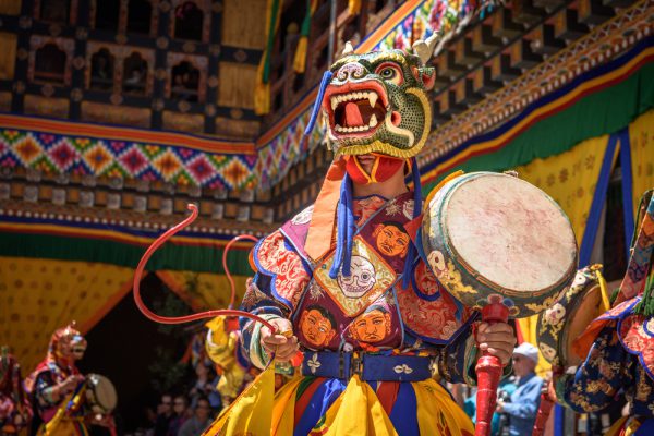 （写真はブータンで最も人気のあるフェスティバル「パロ・ツェチュ」の様子）