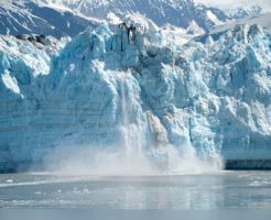 氷河が陥落するダイナミックな景観をみることができます