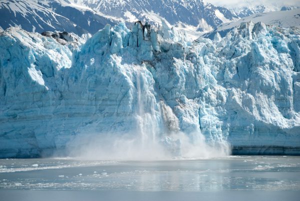 氷河が陥落するダイナミックな景観をみることができます