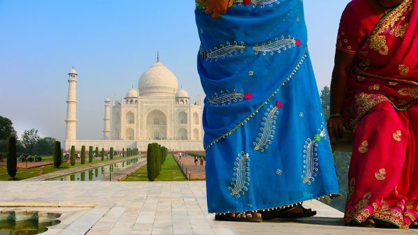 色鮮やかなサリーを身に着けてインド観光