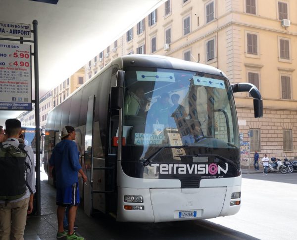 Terravisionのバスでローマからチャンピーノ空港行き