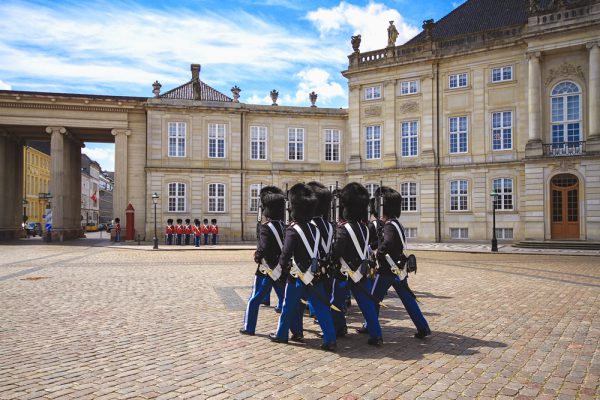 デンマークアメリエンボー宮殿の衛兵交替