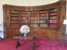 大統領のオフィシャル写真の背景に使われている図書室