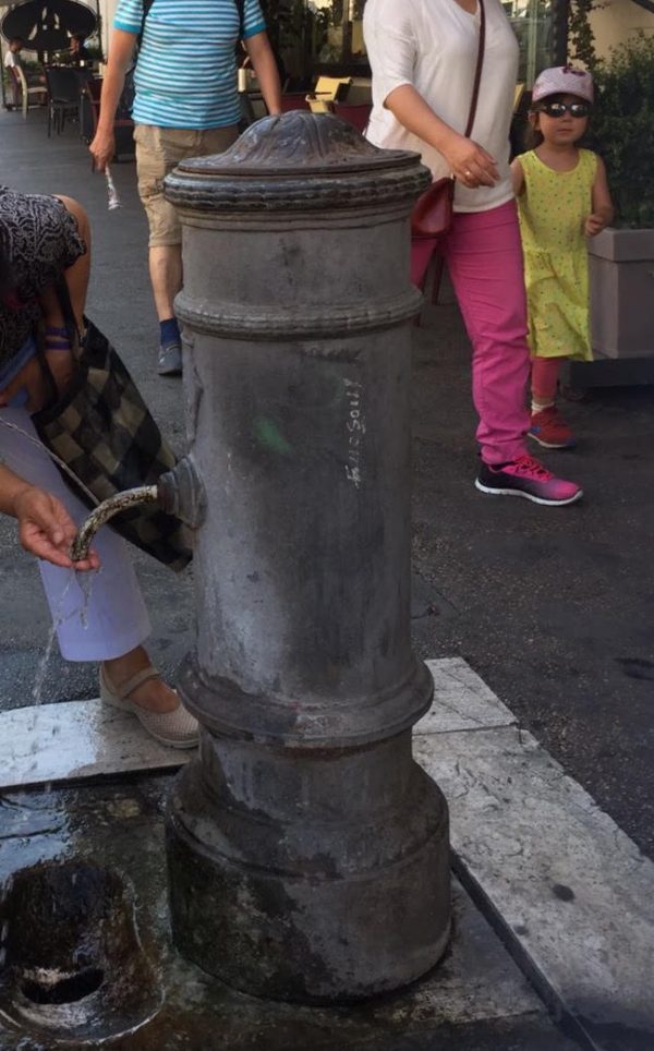 ローマにある湧き水ポイント。ペットボトルが空になっても捨てないように