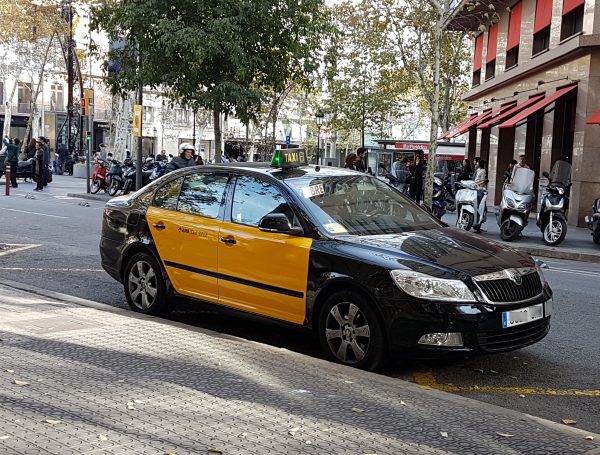 バルセロナのタクシーは車体が黒と黄色