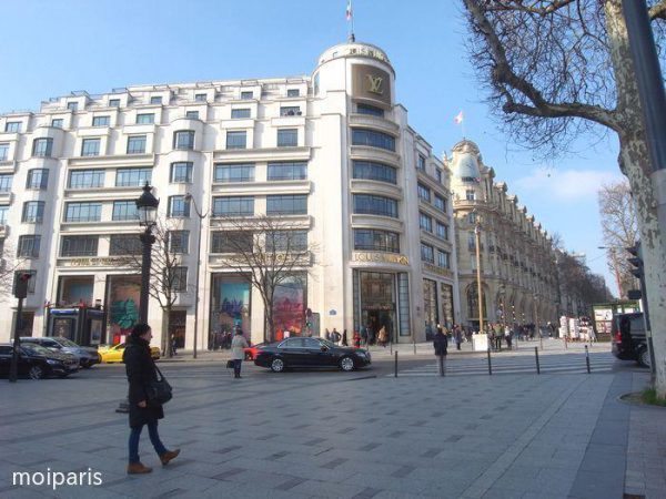 ルイヴィトンパリの本店はシャンゼリゼ通りに