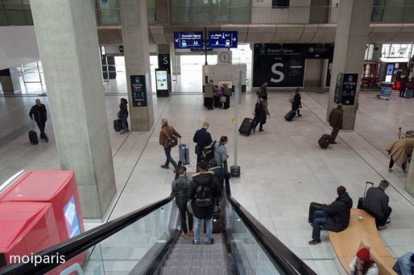 電車の乗り場に到着