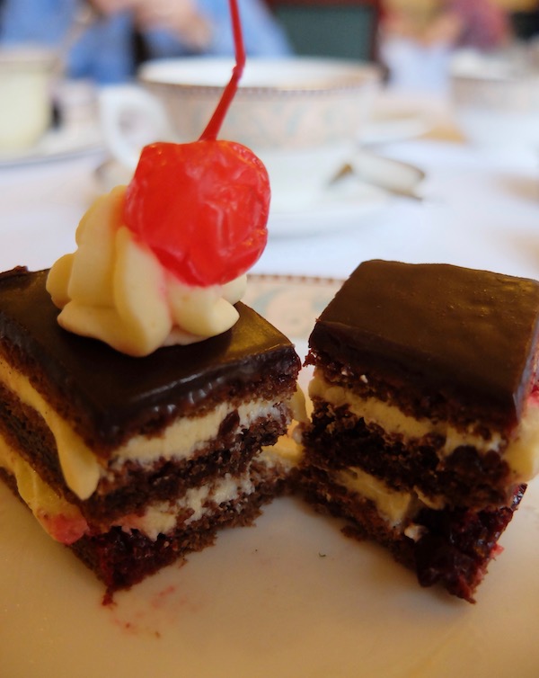 チョコレートとブラックカラントの入った濃厚なお味のチョコレートケーキ