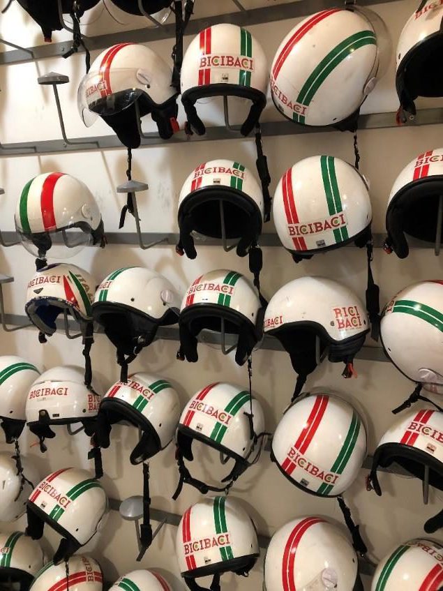 イタリアンカラーのヘルメットがおしゃれ
