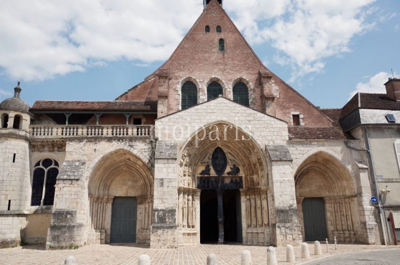 新市街にある11世紀の建造物「サン＝タユール教会（L’église　Saint-Ayoul）」