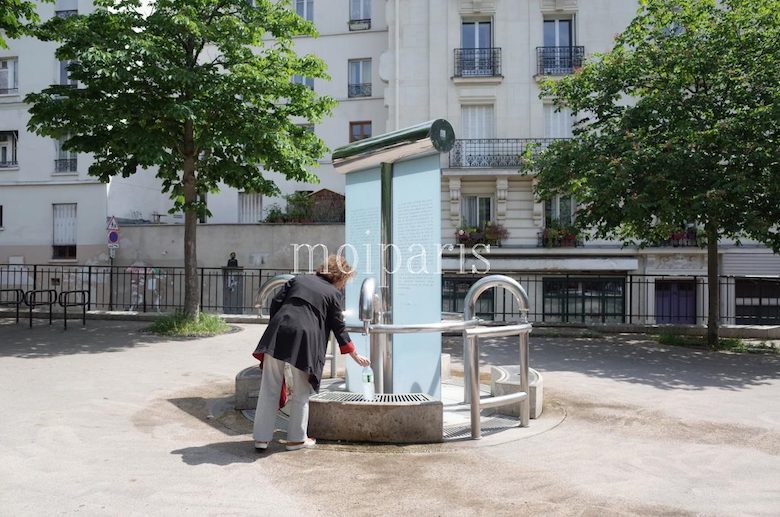 無料の地下水が出る公共の水汲み場