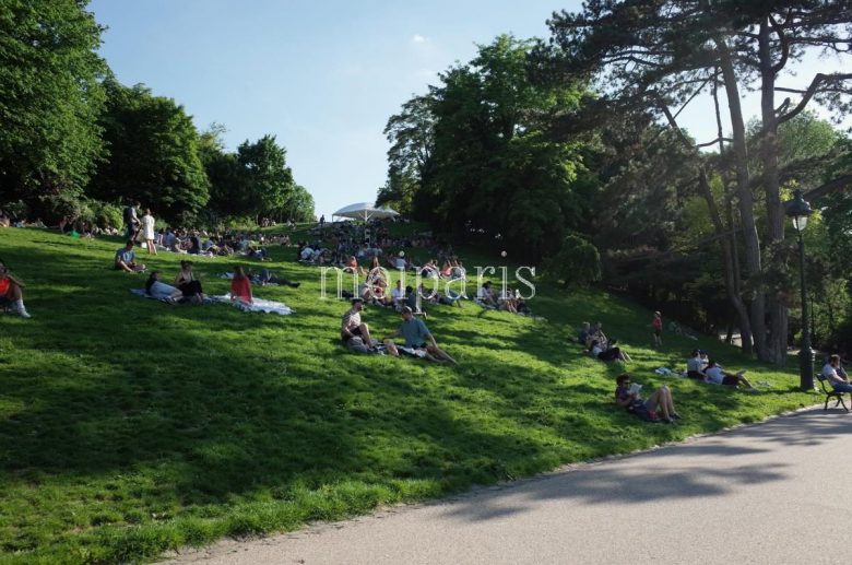 ビュット・ショーモン公園の目印カフェを目指す