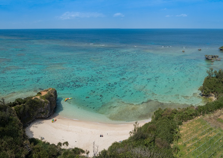 高台から見下ろすと美しい海が広がるbeach51