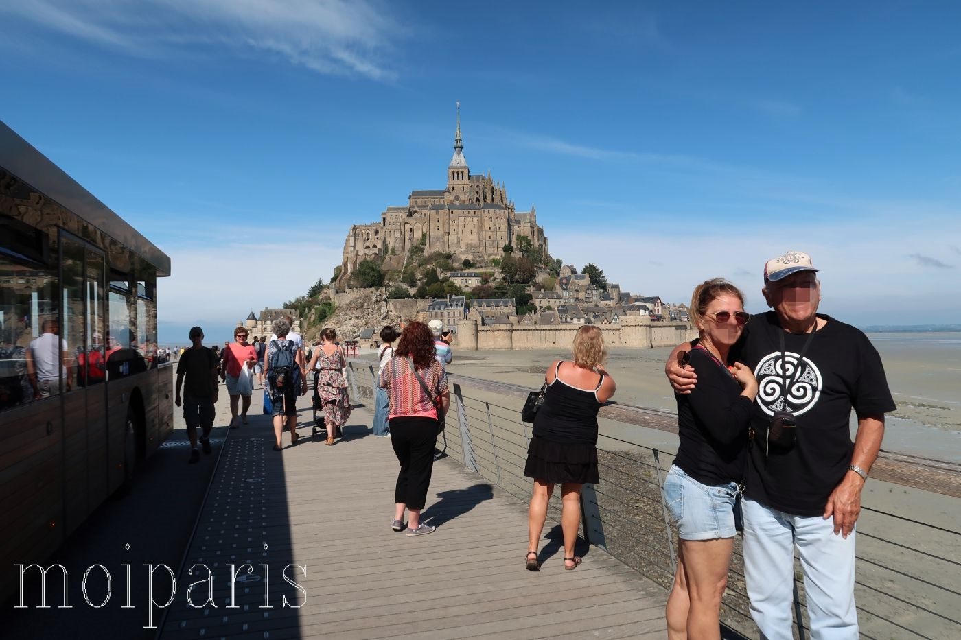 モンサンミッシェル旅行、晴天、橋の上から記念写真。