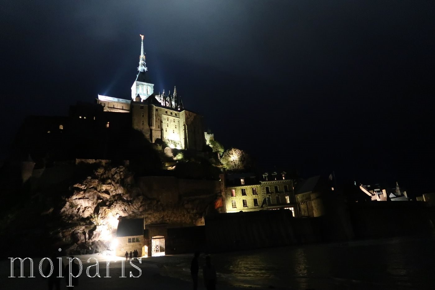 モンサンミッシェル、大潮、浮かぶ島、夜景。