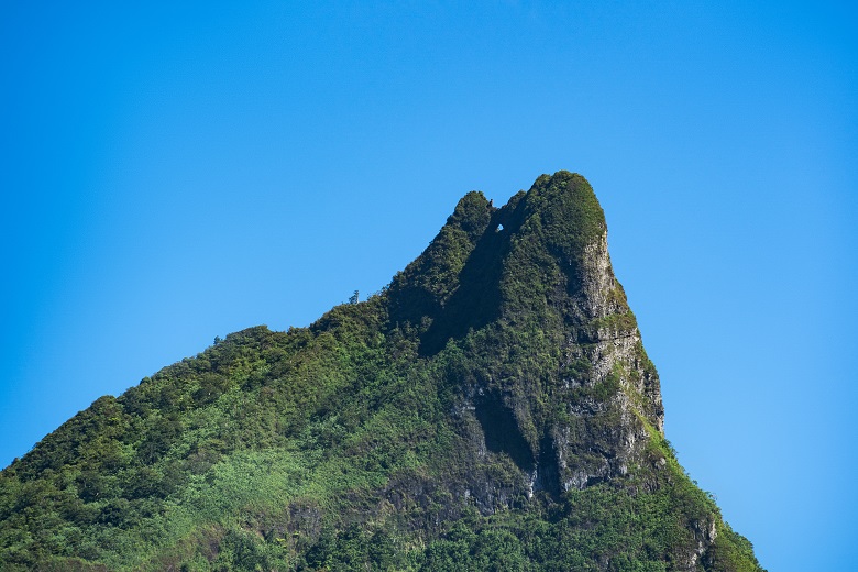 モウアプタ山に空いている穴