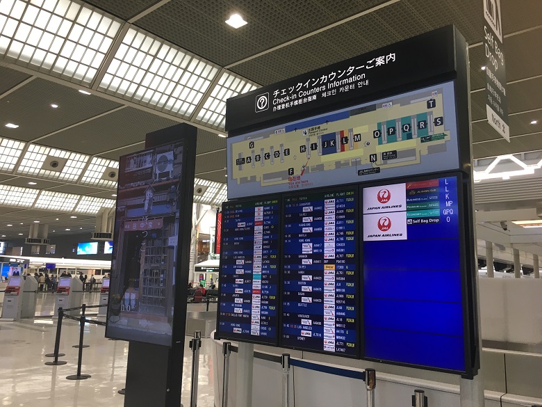 成田空港のチェックインカウンター