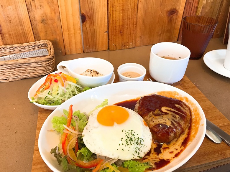 西表の少年・ロコモコランチ