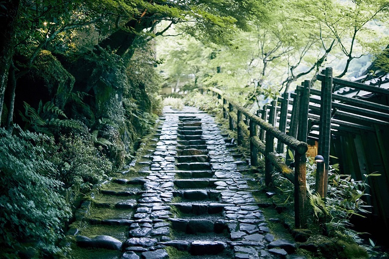 桟橋から宿へ続く階段