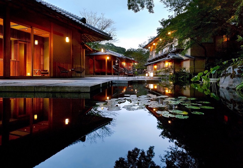 水の庭が広がる星のや京都