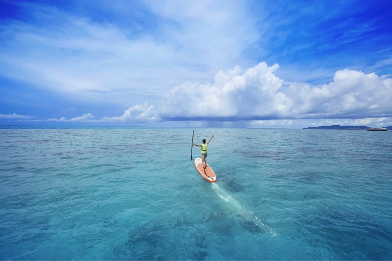 電動モーターSUP（写真提供：星野リゾート リゾナーレ小浜島）