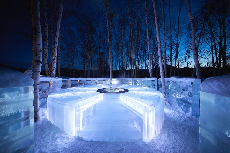 氷に囲まれた露天風呂