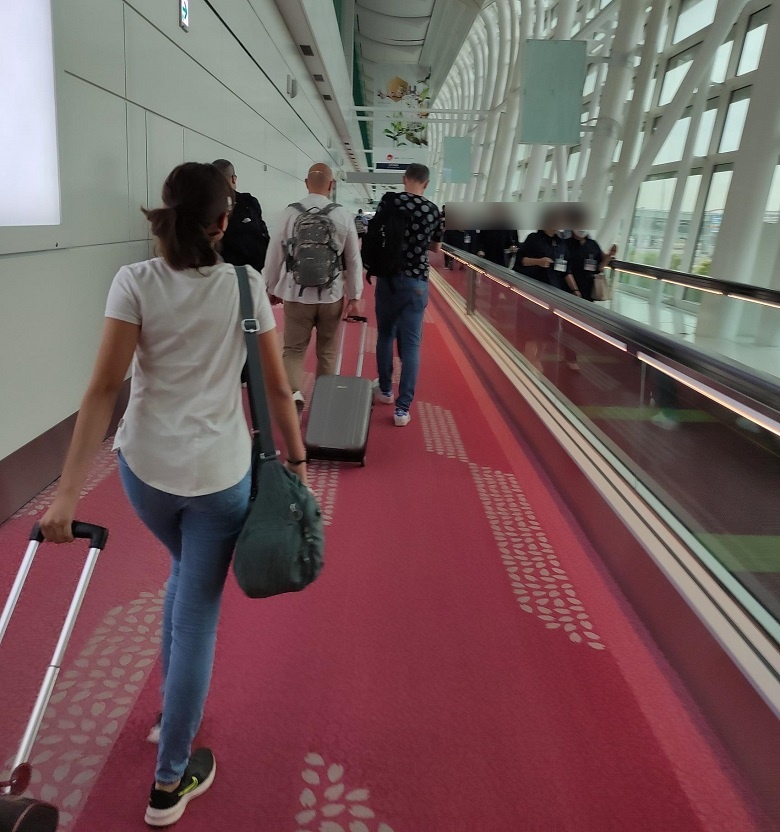 羽田空港・検疫所に向かう通路