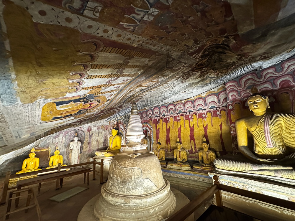 スリランカ最大の寺院で世界遺産「ダンブッラの石窟寺院」
