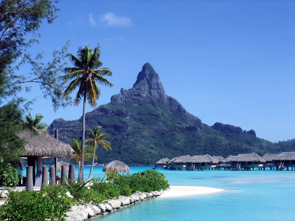 ボラボラ島のリゾートとオテマヌ山