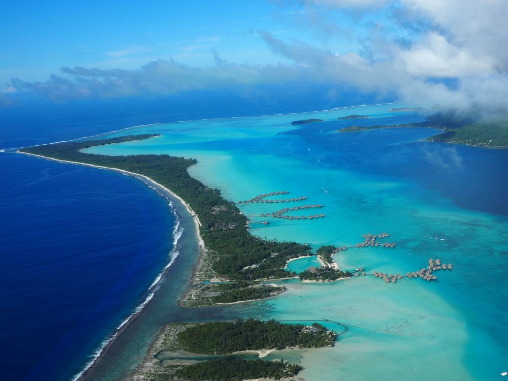 ボラボラ島を囲む青のグラデーション