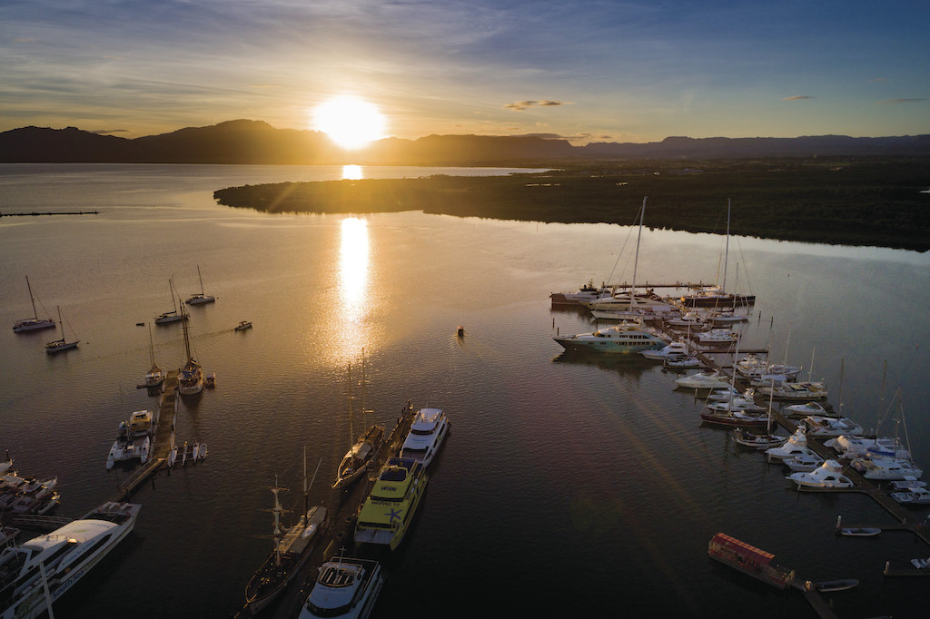 デナラウ港の夕日
