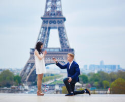 エッフェル塔とカップル